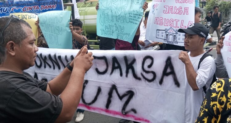 Aksi Demo di Kejati Sumut, Massa Desak Copot Jaksa Terkait Dugaan Perselingkuhan