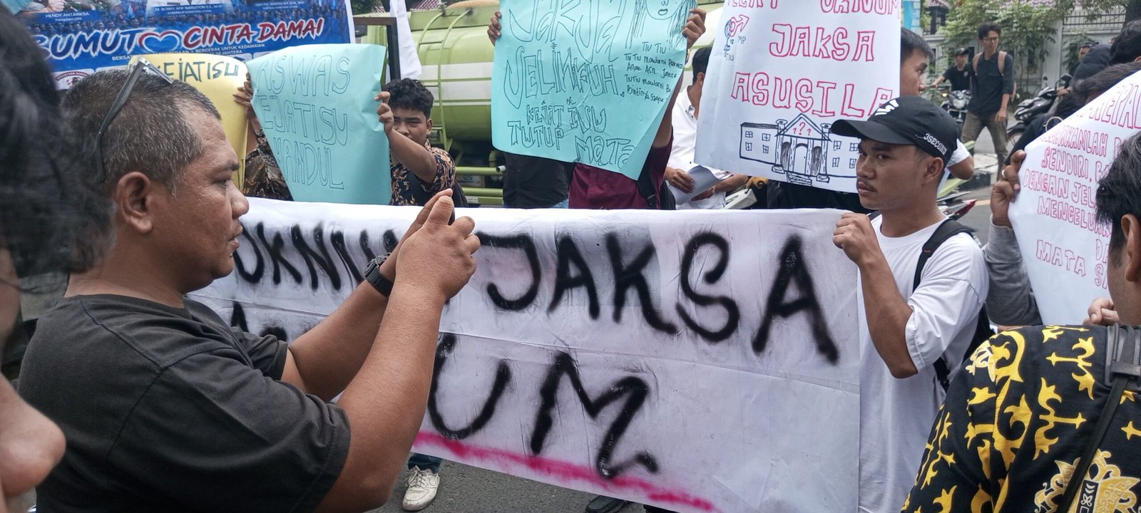 Aksi Demo di Kejati Sumut, Massa Desak Copot Jaksa Terkait Dugaan Perselingkuhan