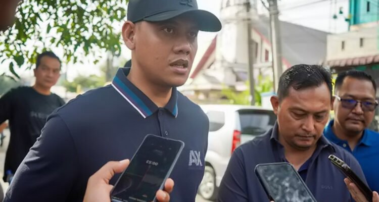 Kadis SDABMBK Kerahkan Sejumlah Alat Berat Bersihkan Parit Jalan Taduan Dari Sedimentasi Tebal