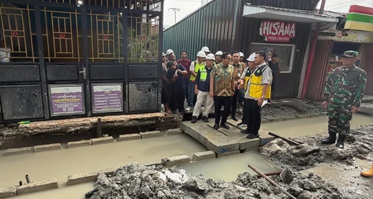 Datang Sapa Warga, Rico Waas Cek Proyek Jalan dan Drainase di Gaperta