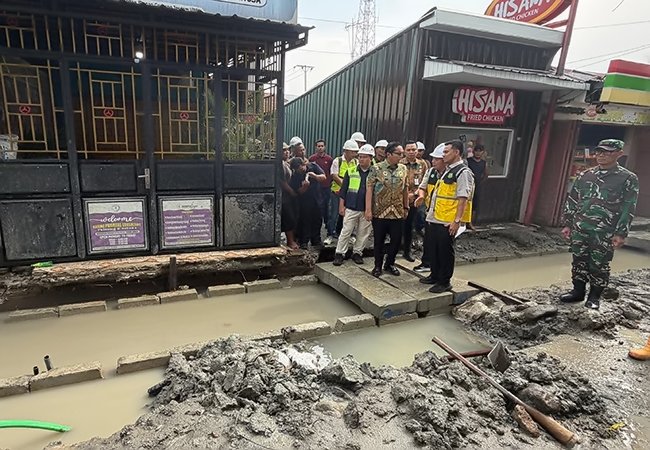 Datang Sapa Warga, Rico Waas Cek Proyek Jalan dan Drainase di Gaperta